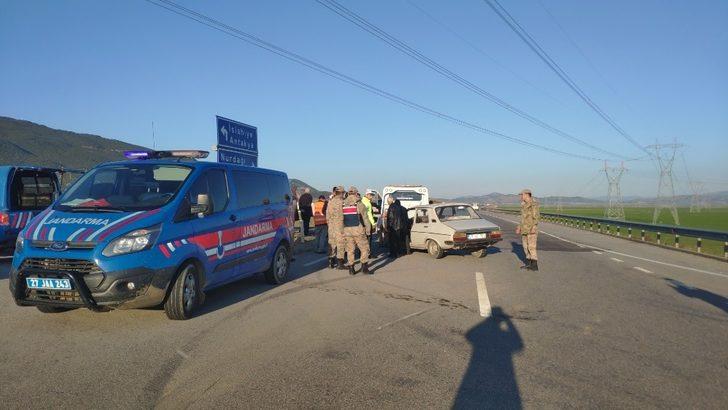 Çocuğunu hastaneye götürürken kaza yaptı: 1 yaralı G4