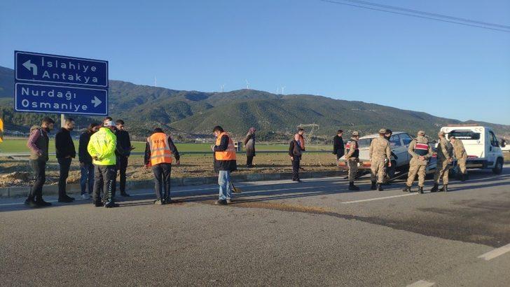 Çocuğunu hastaneye götürürken kaza yaptı: 1 yaralı G5