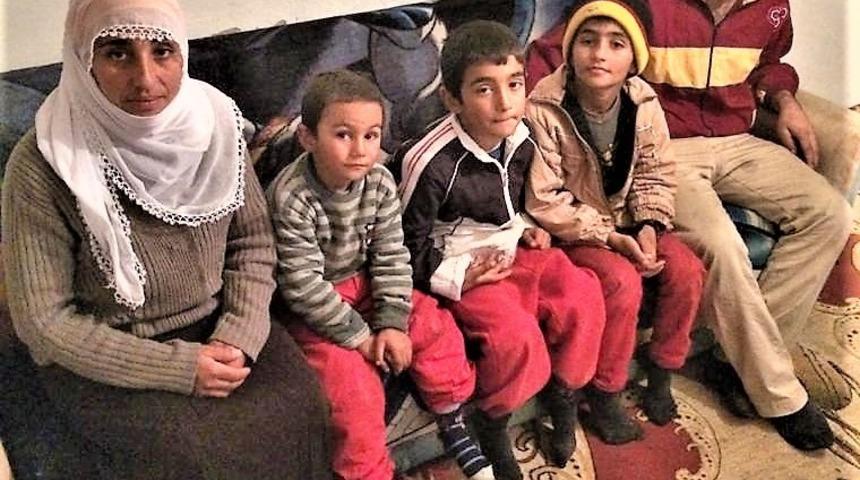 Kendilerini mum ışığından kurtaran Vekili &ccedil;aya davet etti