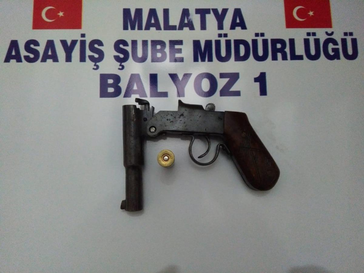 Uyuşturucu ve silahlar ele ge&ccedil;irildi