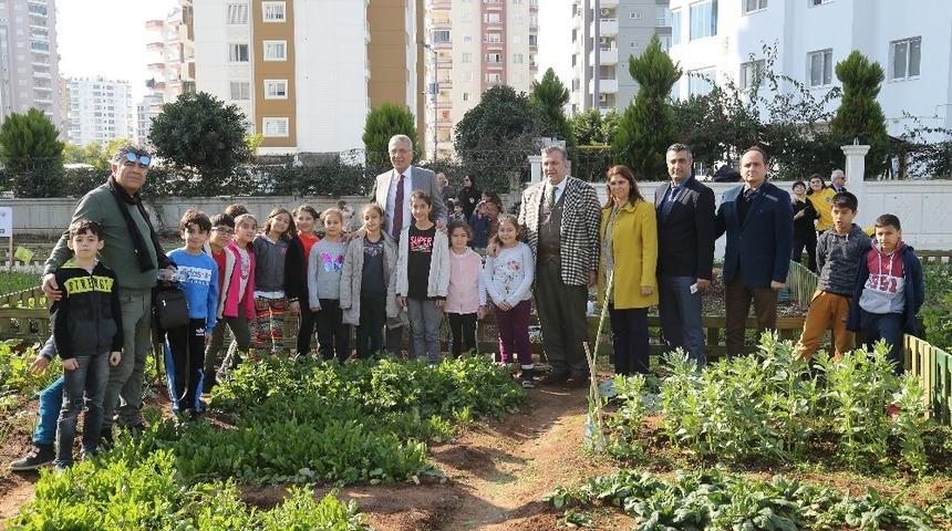 Mezitli Belediyesi &ccedil;ocuk hobi bah&ccedil;esinde hasat sevinci