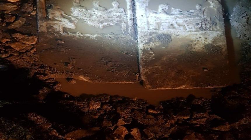 Yağmur yağınca asırlık mezarlar ortaya &ccedil;ıktı