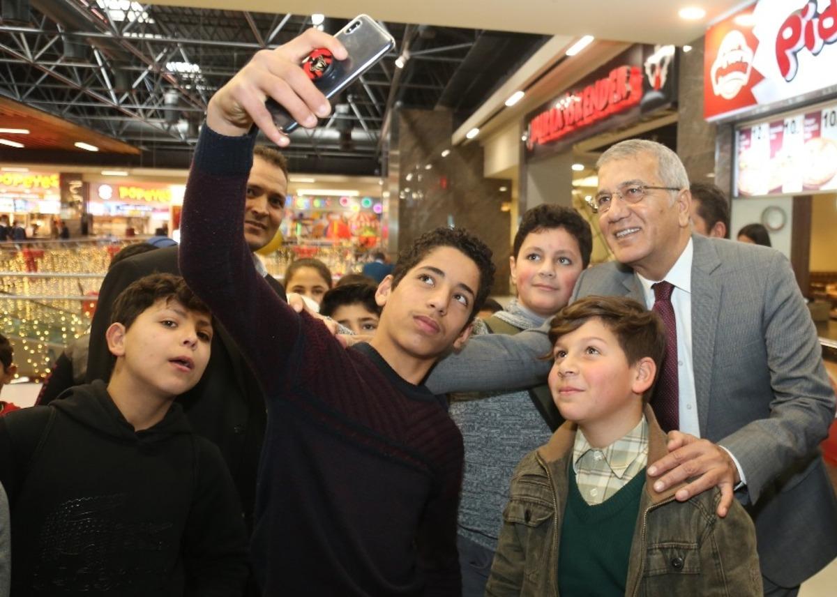 Mezitli Belediyesi, &ouml;ğrencileri sinemayla buluşturdu