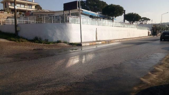 Kaynağı belli olmayan su akıntısı tehlike saçıyor