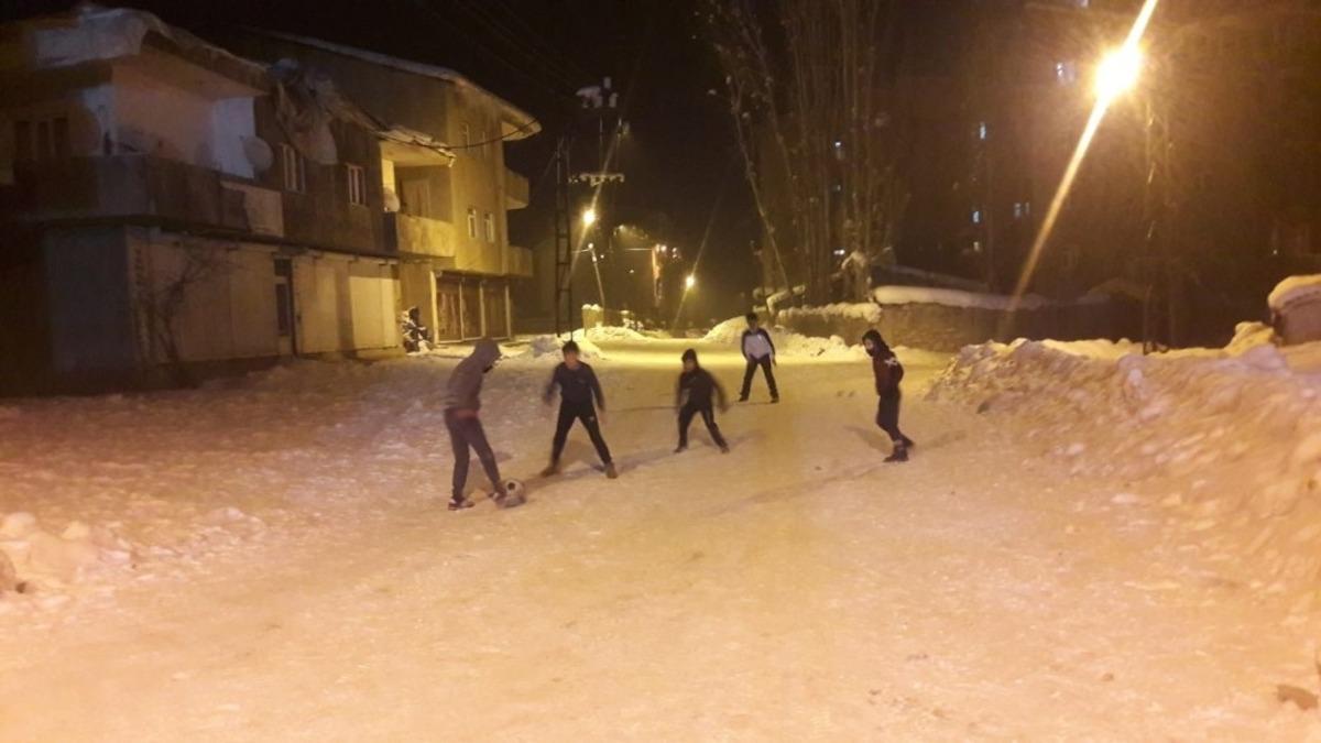 Y&uuml;ksekova&rsquo;da &ccedil;ocukların eksi 25 derecede futbol aşkı
