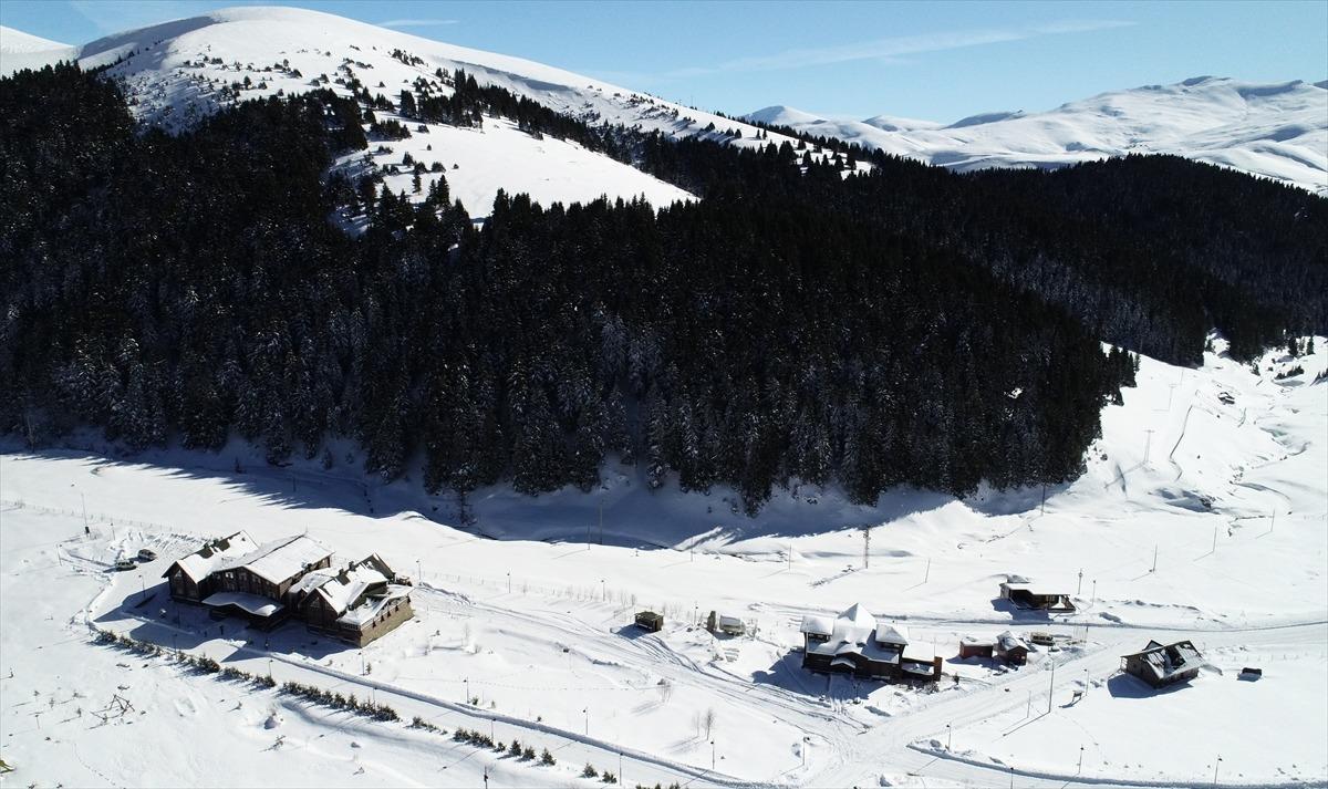 Beyaza b&uuml;r&uuml;nen yaylalar doğal g&uuml;zelliğiyle cezbediyor