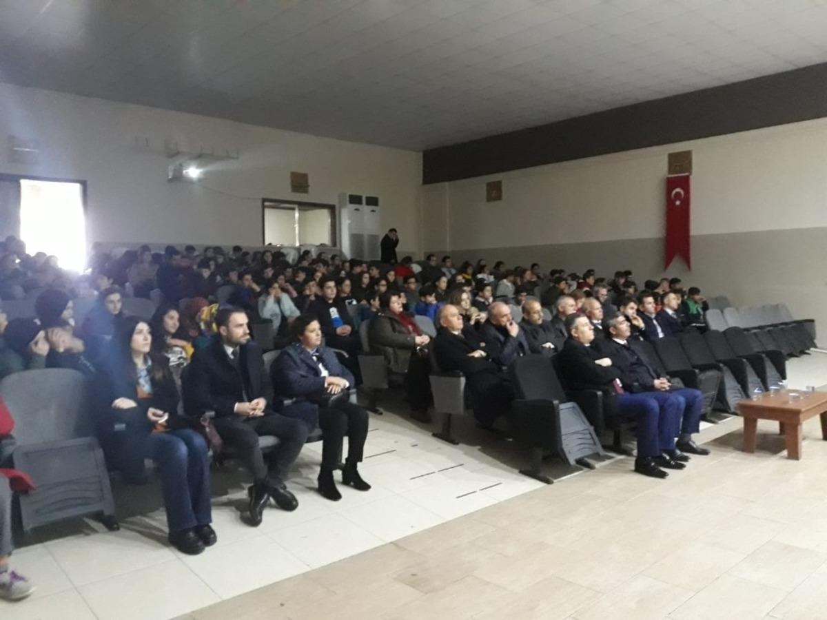 Dr. &Ouml;ğr. &Uuml;yesi Haldan lise &ouml;ğrencilerine yabancı dilin &ouml;nemini anlattı