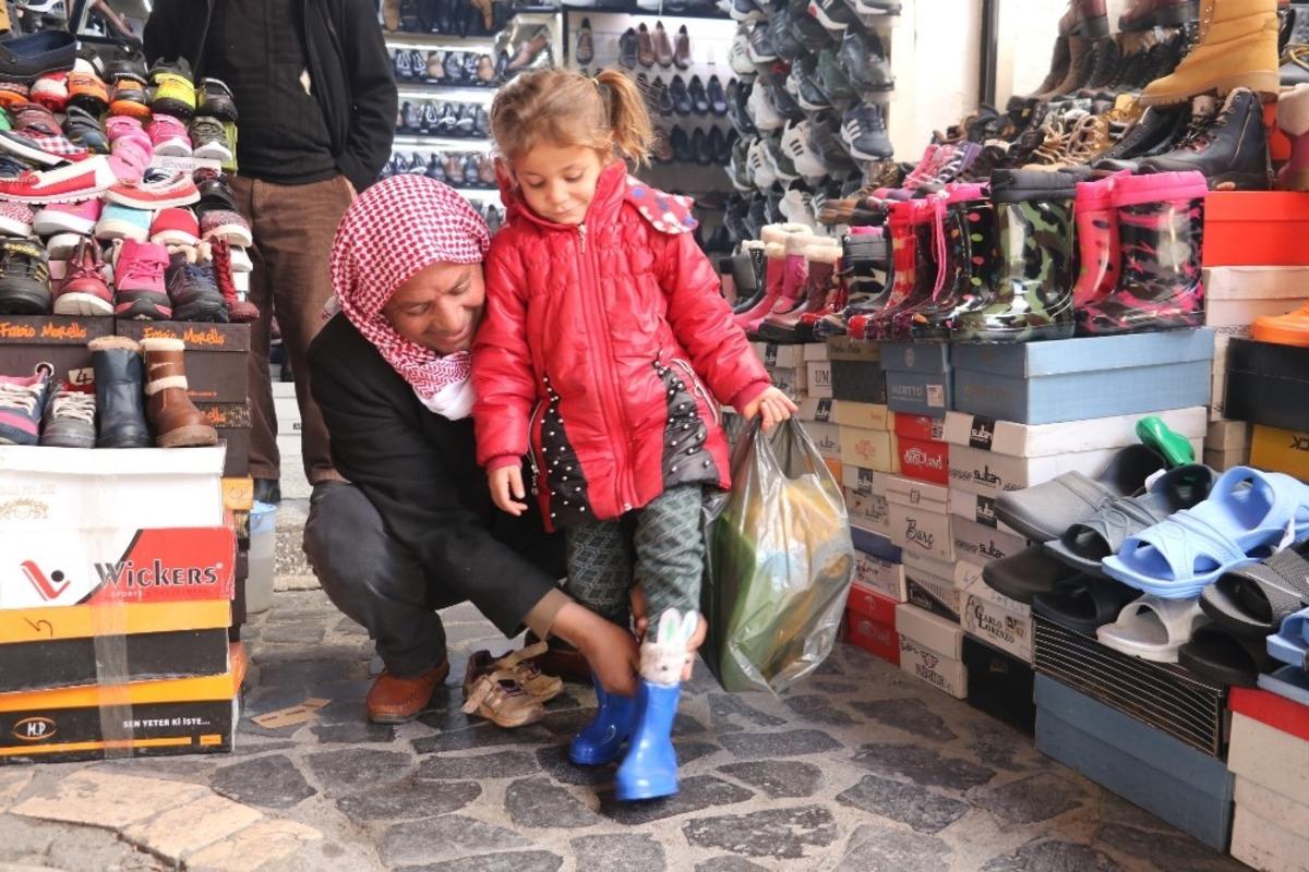 Şanlıurfa&rsquo;da lastik &ccedil;izmelere ilgi devam ediyor