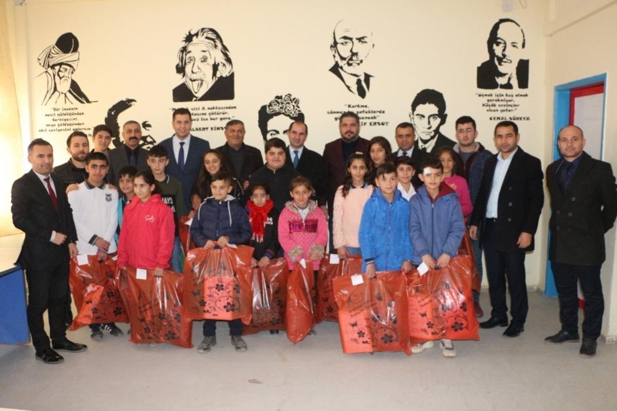 Silopi&rsquo;de &ouml;ğrencilere kışlık giysi yardımı