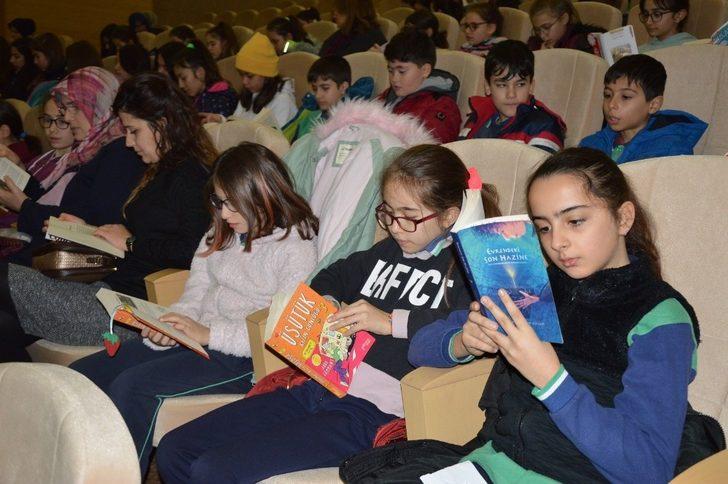 Hastanenin konferans salonunda kitap okudular G1