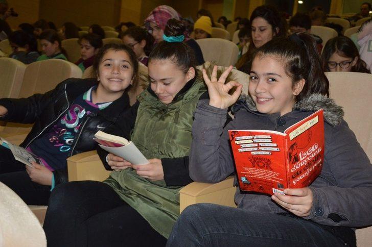 Hastanenin konferans salonunda kitap okudular G2