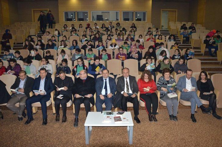 Hastanenin konferans salonunda kitap okudular G4