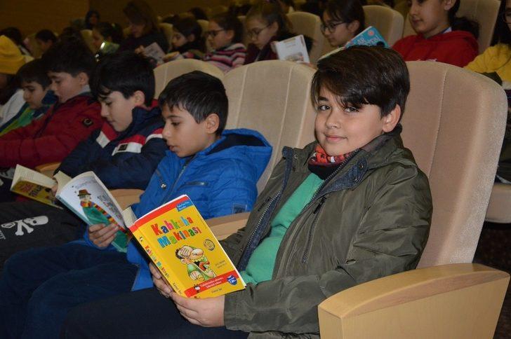 Hastanenin konferans salonunda kitap okudular G5