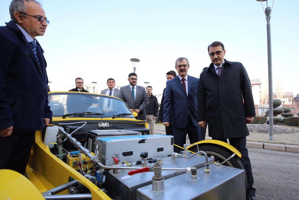 Bakan D&ouml;nmez: Dağıtım hatlarına ilk hidrojen girişi 2021 sonunda