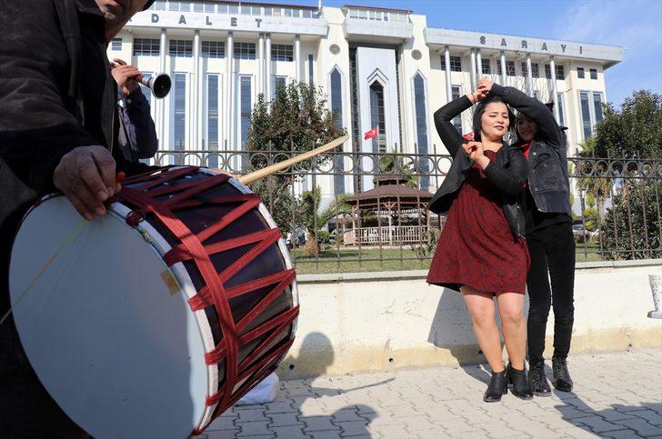 Adliye önünde davullu zurnalı boşanma kutlaması G5