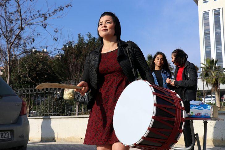 Adliye önünde davullu zurnalı boşanma kutlaması G2