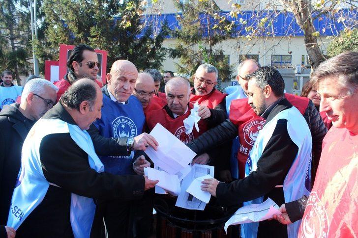 Yalovalı memurlar bordrolarını yaktı G3