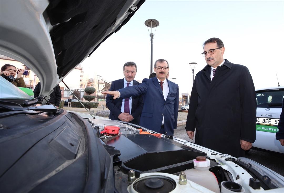 Bakan D&ouml;nmez, hidrojen yakıtlı otomobili test etti! 150 kilometre fazla gidecek