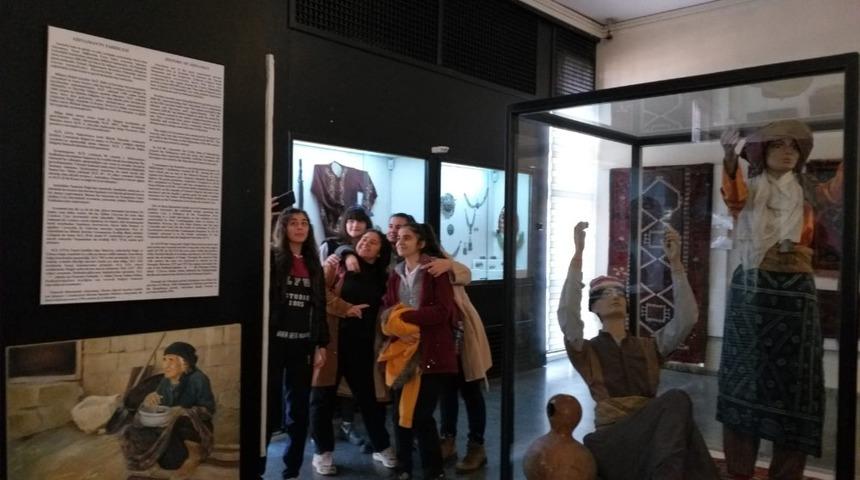 Bu kez m&uuml;zeye selfie i&ccedil;in geldiler