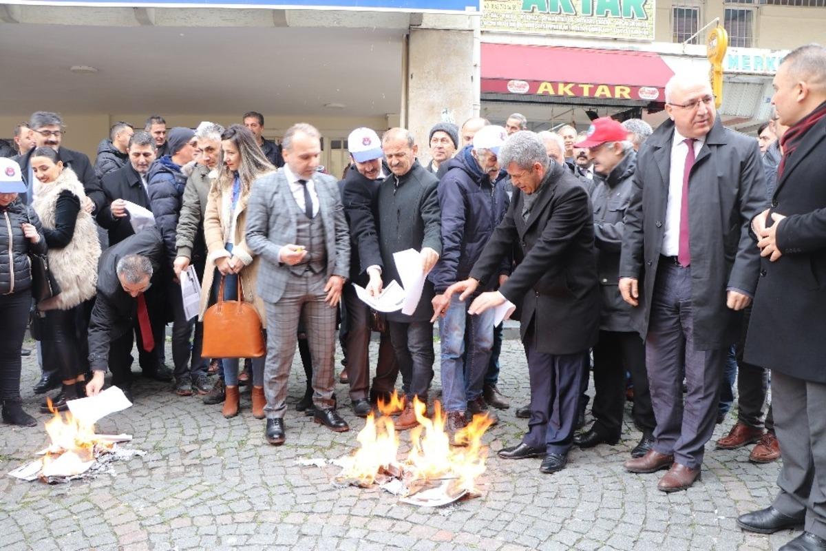 Memurlar bordro yakıp ısındı