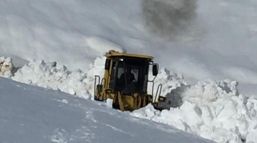 Karla m&uuml;cadele ekiplerinin zorlu mesaisi