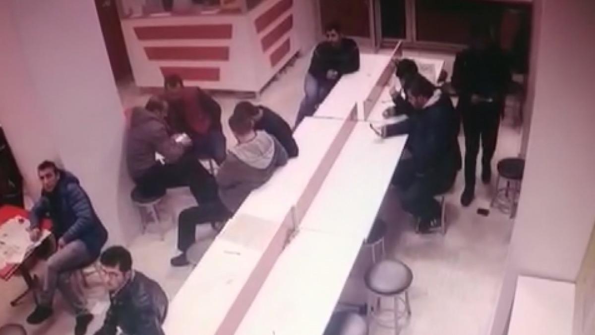 Hırsızlık saniye saniye g&ouml;r&uuml;nt&uuml;lendi! Yerdeki c&uuml;zdana &ouml;nce tekme attı sonra &ccedil;aldı