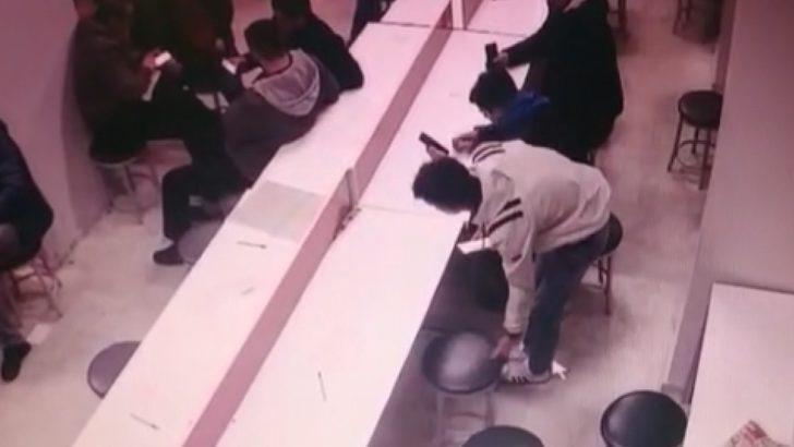 Hırsızlık saniye saniye görüntülendi! Yerdeki cüzdana önce tekme attı sonra çaldı G3