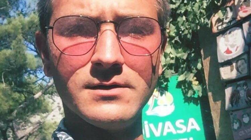 Şakalaşırken yaşandı! Kırılan ayna par&ccedil;ası boğazına saplandı