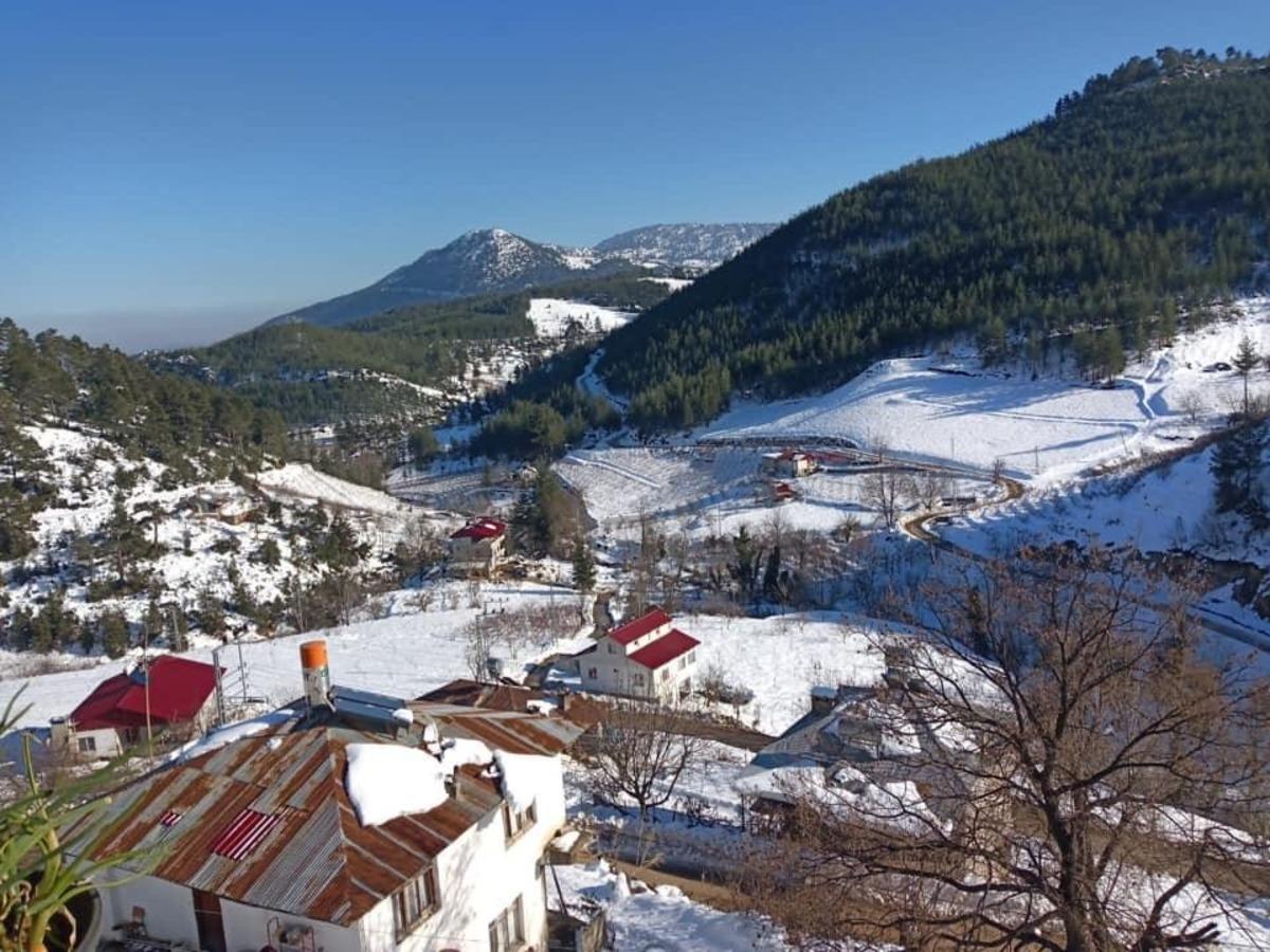 Beyaza b&uuml;r&uuml;nen yaylalarda kartpostallık manzaralar