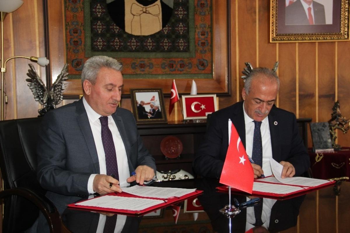 Gen&ccedil; ofis i&ccedil;in imzalar atıldı