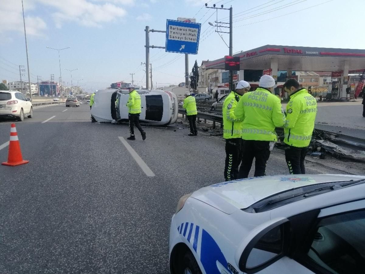 Bariyerlere &ccedil;arpan otomobil yan yattı: 1 yaralı