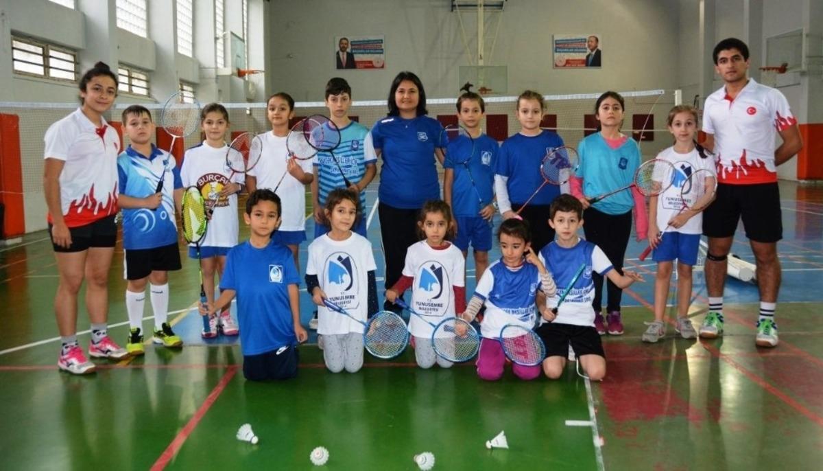 Yunusemre&rsquo;de badminton &ccedil;alışmaları devam ediyor