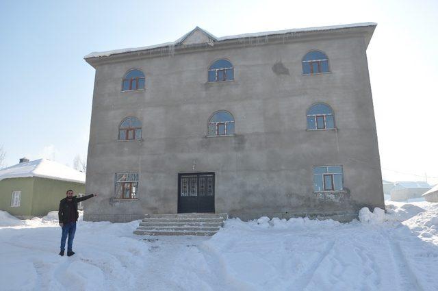Yüksekova’da köy camii hayırseverlerin halı yardımını bekliyor