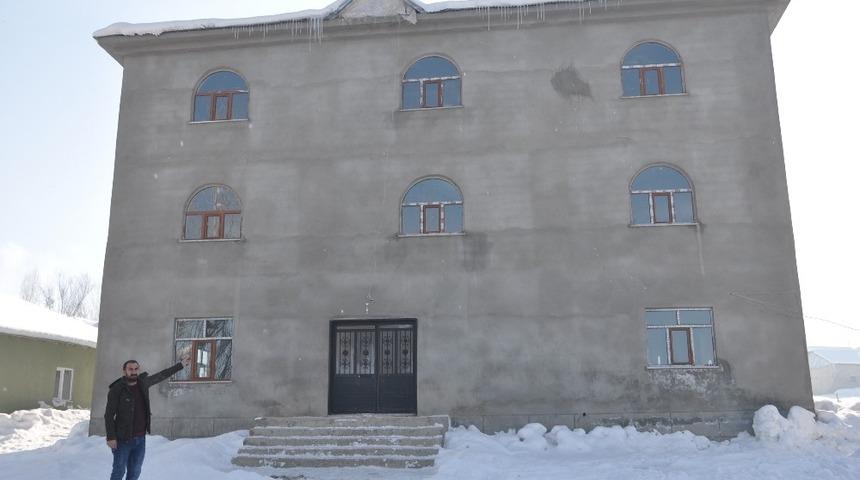 Y&uuml;ksekova&rsquo;da k&ouml;y camii hayırseverlerin halı yardımını bekliyor