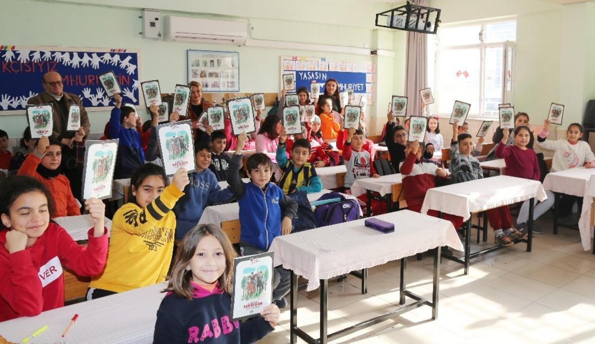 Toroslar Belediyesi, &ouml;ğrencilere tarihi &ccedil;izgi roman kitabı dağıtıyor