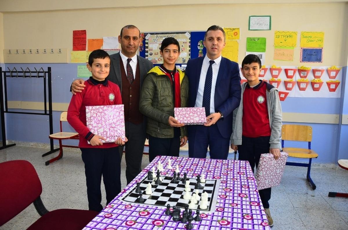 Kaymakam Solmaz&rsquo;dan &ouml;ğrencilere doğum g&uuml;n&uuml; s&uuml;rprizi