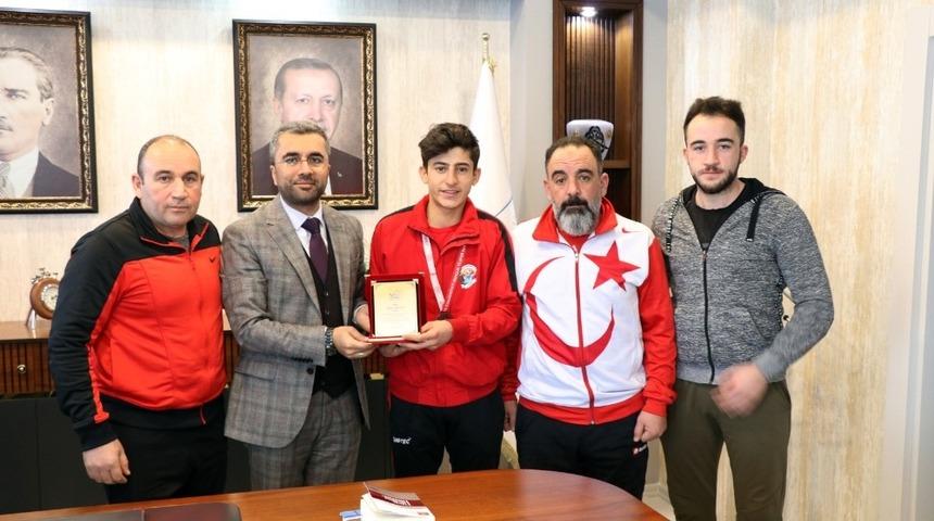 Şampiyon boksörden Başkan Say’a teşekkür ziyareti