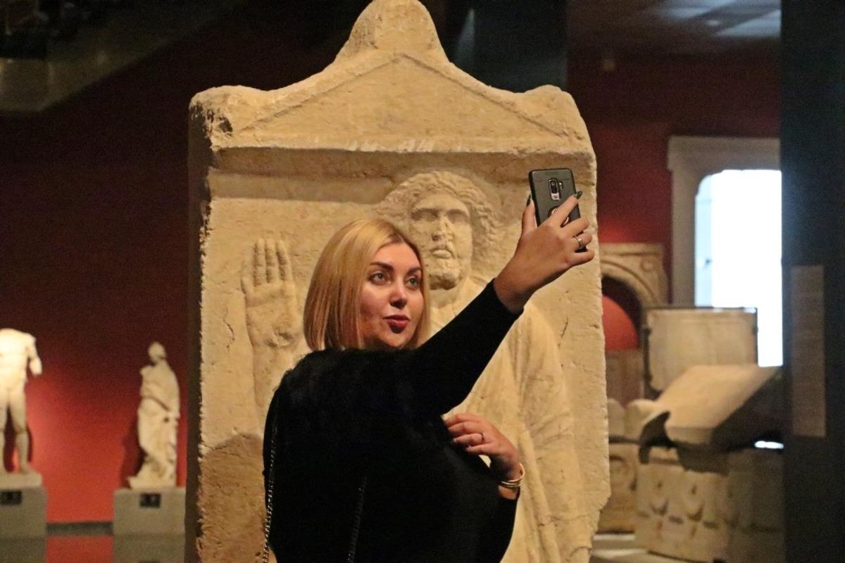 Antalya&rsquo;da M&uuml;zesi&rsquo;nde &lsquo;selfie&rsquo; g&uuml;n&uuml;