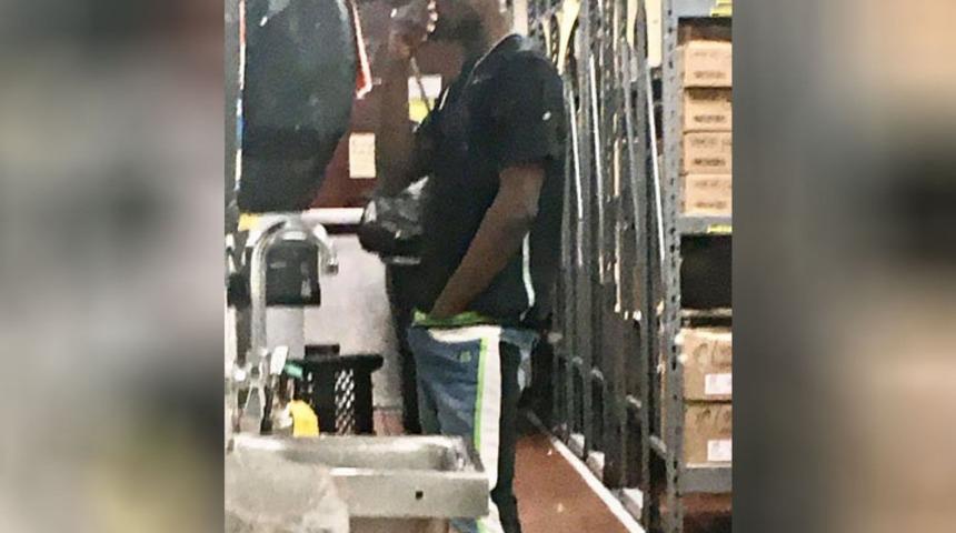 &Uuml;nl&uuml; fast food zinciri &ccedil;alışanı 'eli pantolonunda' g&ouml;r&uuml;nt&uuml;lendi!