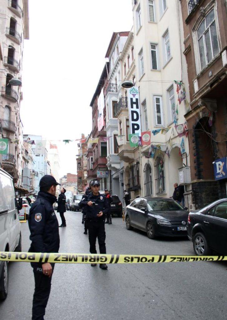 Son dakika! İstanbul'da HDP İl Başkanlığı binası önünde hareketli dakikalar G4