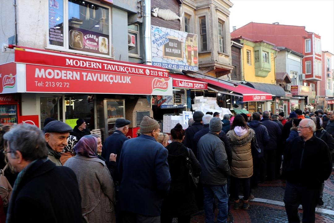  Edirne'de kilogramı 5 liradan hamsi alabilmek i&ccedil;in saatlerce beklediler