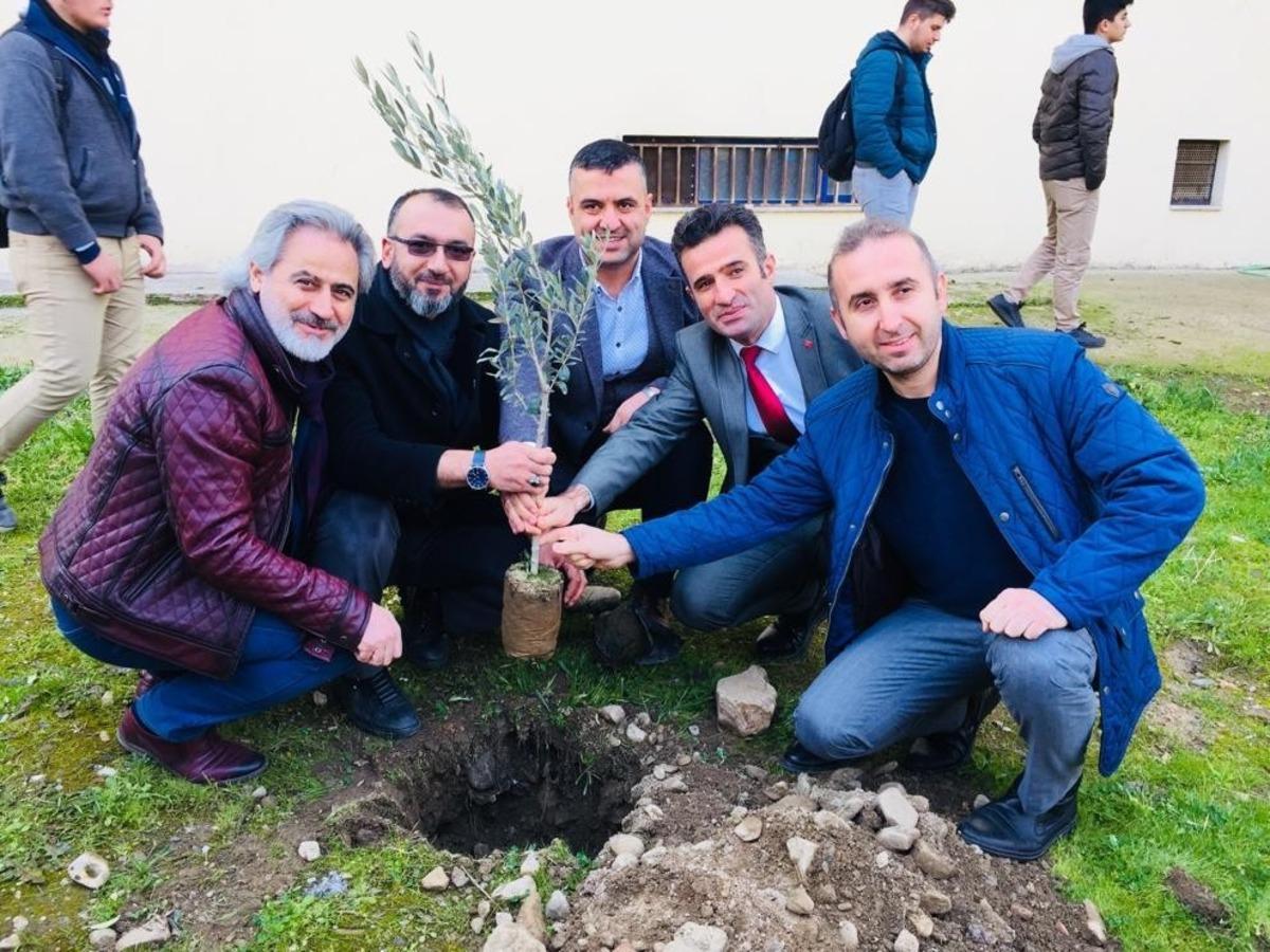 Salihli&rsquo;de fidan dikme etkinliği d&uuml;zenlendi