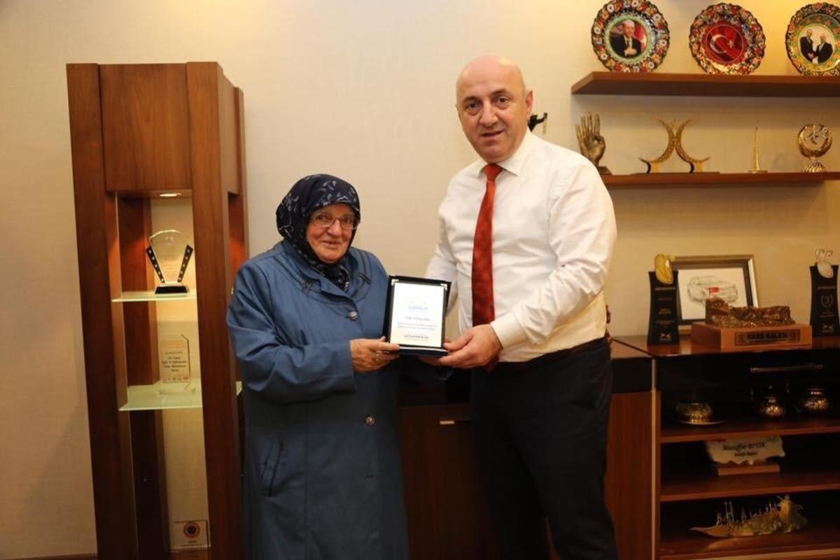 82 yaşındaki Kadriye teyze, 2 yılda 30 tekerlekli sandalye bağışladı