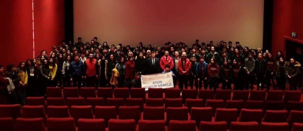 Gen&ccedil;ler Sarıkamış şehitlerini &lsquo;Beyaz H&uuml;z&uuml;n&rsquo; filmi ile andı