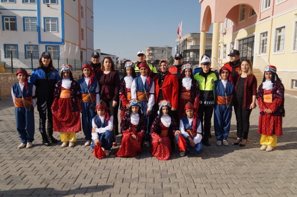 Polis Eşleri Kaynaştırma ve Yardımlaşma Derneği&rsquo;nden &ouml;ğrencilere destek