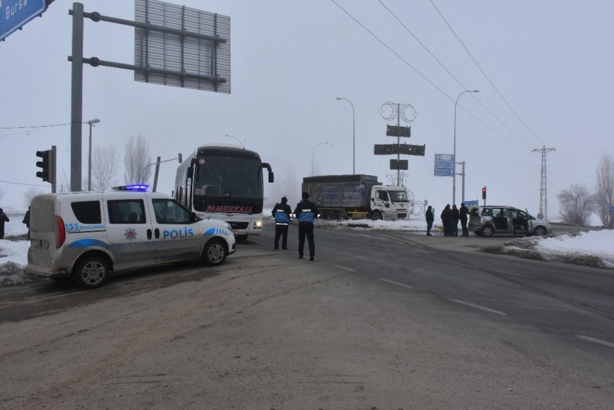 İn&ouml;n&uuml;&rsquo;de freni boşalan kamyon 3 araca &ccedil;arparak durabildi