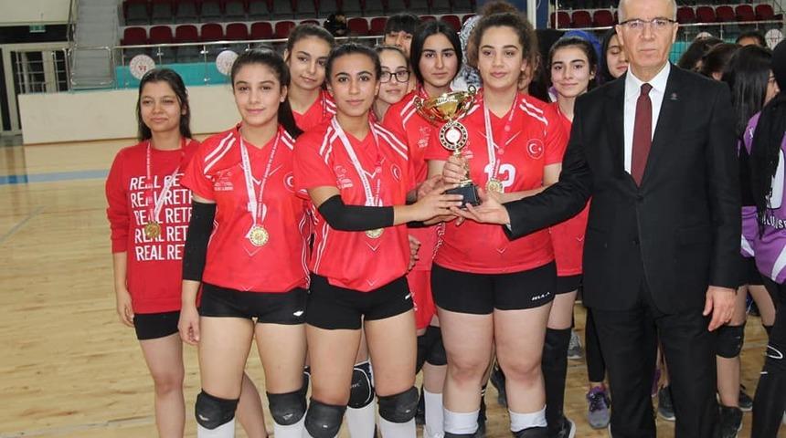 Gen&ccedil; Kızlar Voleybol Kilis Anadolu lisesi birinci oldu