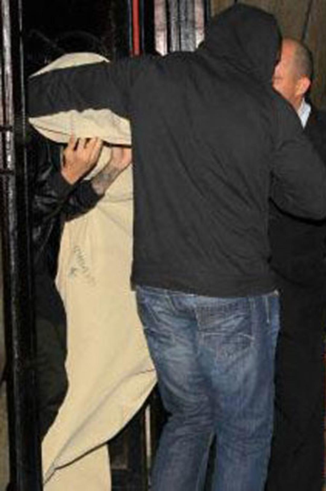 &Uuml;nl&uuml; şarkıcı genelevden &ccedil;ıkarken yakalandı