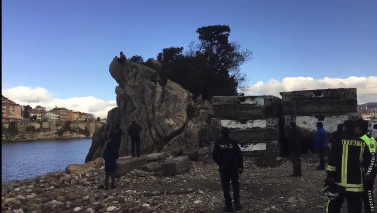 Bartın'da liseli gen&ccedil; kız herkesin g&ouml;z&uuml; &ouml;n&uuml;nce kayalıklardan denize atladı!
