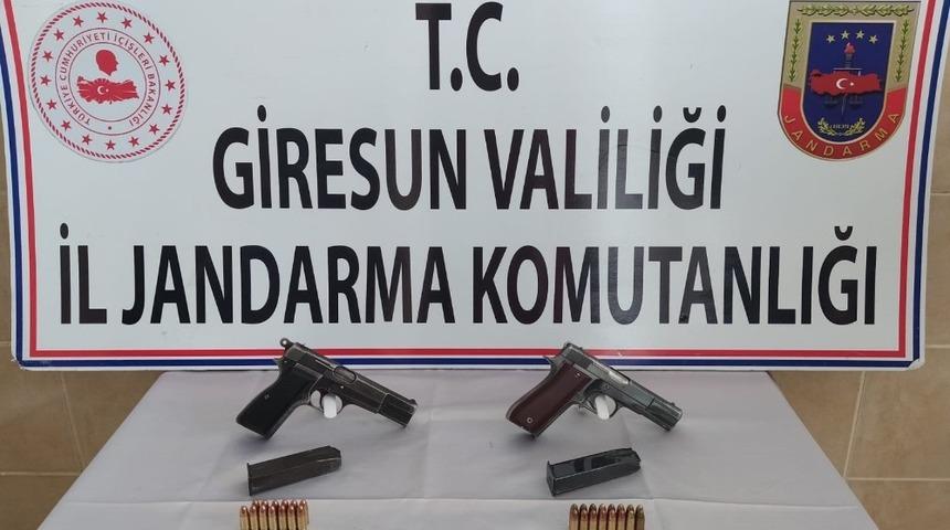 Yol kontrol&uuml; yapan jandarma silahlı 2 kişiyi g&ouml;zaltına aldı